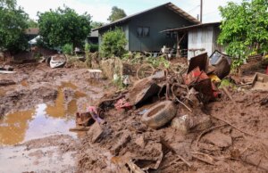 Quase 200 resgatados de casas e carros no Havaí em meio a graves inundações