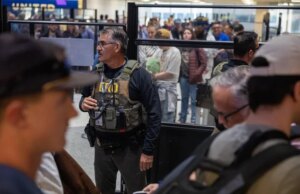 Linhas da TSA no aeroporto de Houston são um pesadelo de três andares em meio à falta de pessoal