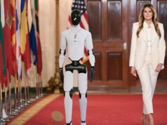 Melania Trump escoltada por um robô humanóide falante no White Home Tech Summit