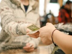 Consumidores dos EUA devem se preparar para o impacto dos preços mais elevados do petróleo, dizem especialistas