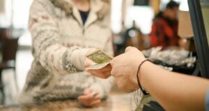 Consumidores dos EUA devem se preparar para o impacto dos preços mais elevados do petróleo, dizem especialistas