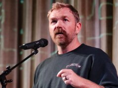 Graham Platner afirma que eleitores preocupados com atletas trans são ‘manipulados por bilionários’