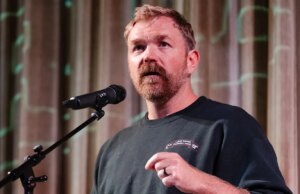 Graham Platner afirma que eleitores preocupados com atletas trans são ‘manipulados por bilionários’