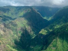 Helicóptero cai no oceano na costa do Havaí, deixando vários mortos e feridos