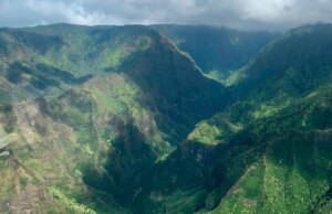 Helicóptero cai no oceano na costa do Havaí, deixando vários mortos e feridos