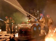 Bombeiros robôs entram primeiro em edifícios em chamas