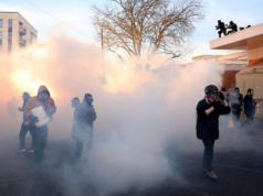 Tribunal de apelações suspende ordens que limitam o uso de gás lacrimogêneo por agentes federais em protestos perto do prédio do ICE em Portland