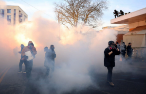 Tribunal de apelações suspende ordens que limitam o uso de gás lacrimogêneo por agentes federais em protestos perto do prédio do ICE em Portland