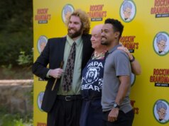 Presentes do dever do júri: revisão do retiro da empresa: o retorno dos reveals de pegadinhas é magia da comédia