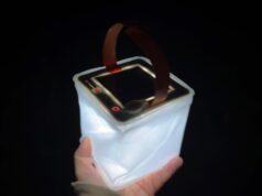 Eu estava cético em relação a esta lanterna inflável movida a energia photo voltaic, mas ela se tornou um produto básico