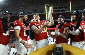 Tuberville sugere que bilionários comprando programas universitários seria pior do que um acordo de TV no estilo da NFL