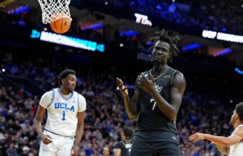 O centro da UCF marca na própria cesta em um erro grave durante a derrota do time na primeira rodada para a UCLA