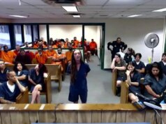 Mulher acusada de atropelamento deadly que matou risadas de criança de 8 anos durante a primeira audiência no tribunal