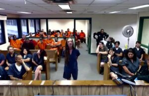 Mulher acusada de atropelamento deadly que matou risadas de criança de 8 anos durante a primeira audiência no tribunal