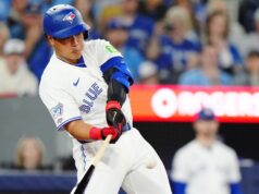 Kazuma Okamoto rebate a limpeza na escalação dos Blue Jays atrás de Dylan Stop