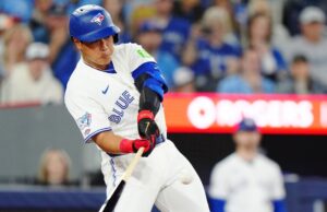 Kazuma Okamoto rebate a limpeza na escalação dos Blue Jays atrás de Dylan Stop