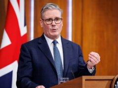 Trump e Starmer concordam que o Estreito de Ormuz deve reabrir à medida que o conflito no Oriente Médio aumenta