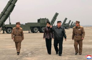 Kim Jong Un aparece com filha adolescente em teste de foguete na Coreia do Norte