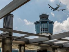 Jato da Air Canada atinge veículo, forçando o fechamento do aeroporto LaGuardia, em Nova York