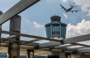 Jato da Air Canada atinge veículo, forçando o fechamento do aeroporto LaGuardia, em Nova York