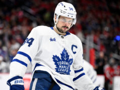 Auston Matthews, do Maple Leafs, fora da temporada com lesão no MCL