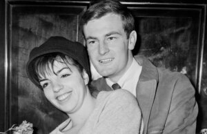 Liza Minnelli diz que seu ‘centro de gravidade desmoronou’ depois de encontrar o marido Peter Allen na cama com outro homem