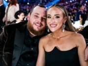 Luke Combs diz ‘quem se importa’ se escolher o tempo para a família em vez das festas da indústria lhe custar prêmios