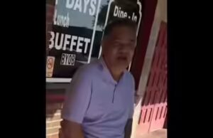 Homem flagrado pela câmera urinando em frente a restaurante indiano no Texas, diz que não conseguiu segurar