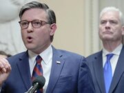 Johnson acusa democratas de fazerem governo refém por causa de agenda de imigração ‘maluca’