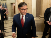 Os republicanos da Câmara aprovam o plano rival do DHS, estabelecendo uma luta no Senado enquanto a paralisação deve se tornar a mais longa da história