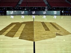 Legislador estadual democrata debate ex-jogador de vôlei da NCAA que perdeu para o time SJSU com atleta trans