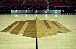 Legislador estadual democrata debate ex-jogador de vôlei da NCAA que perdeu para o time SJSU com atleta trans