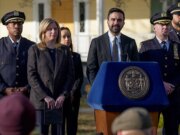 Oficiais heróis da NYPD homenageados por frustrar a suposta conspiração terrorista inspirada no ISIS perto da Mansão Gracie