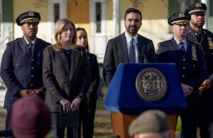 Oficiais heróis da NYPD homenageados por frustrar a suposta conspiração terrorista inspirada no ISIS perto da Mansão Gracie