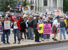 Manifestantes de ‘No Kings’ estreiam reescrita do verso de ‘America the Stunning’ para incluir ‘teu imigrante’