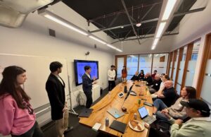Aqui está a proposta: os alunos da UW entram na sala com os principais investidores para compartilhar suas ideias de startups de IA