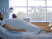 Mãe robô assustadora que dá à luz está treinando futuras parteiras