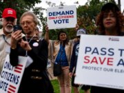 Senadores republicanos criticam os democratas por ‘promover o medo’ sobre a segurança eleitoral SAVE Act