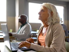 Por que viúvas e mulheres divorciadas são alvos de golpes de aposentadoria