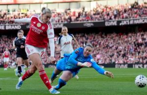 O hat-trick de Quickfire Russo derrota os Spurs enquanto o Arsenal permanece na corrida pelo título da WSL