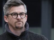 Barton foi detido sob custódia após comparecer ao tribunal acusado de agressão