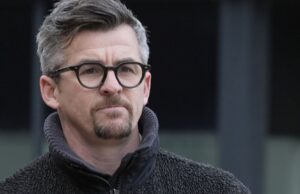 Barton foi detido sob custódia após comparecer ao tribunal acusado de agressão