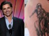 John Stamos surpreende as redes sociais com a primeira tatuagem aos 62 anos, enquanto os fãs o coroam como um ‘vilão’