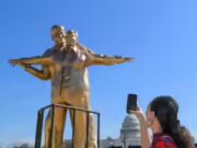 Estátua do ‘Rei do Mundo’ de Trump e Epstein em pose do Titanic aparece perto do Capitólio dos EUA