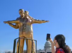 Estátua do ‘Rei do Mundo’ de Trump e Epstein em pose do Titanic aparece perto do Capitólio dos EUA