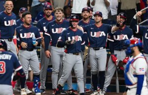Jogadores da equipe dos EUA presentearam camisetas de hóquei olímpicas usadas em jogos para a last do Clássico Mundial de Beisebol contra a Venezuela