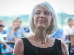 Trump continua pressionando pela libertação de Tina Peters enquanto o governador do Colorado avalia clemência