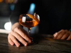 Os bares recorrem a coquetéis ‘minúsculos’ enquanto os americanos reduzem o consumo de bebidas e os gastos em meio ao aumento dos preços