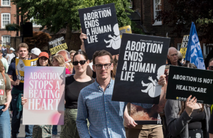 Líder pró-vida critica projeto de lei ‘insano’ do Reino Unido que descriminalizaria certos abortos até o nascimento