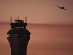 Aeroporto de Newark evacua torre de controle após cheiro de queimado; voos brevemente interrompidos